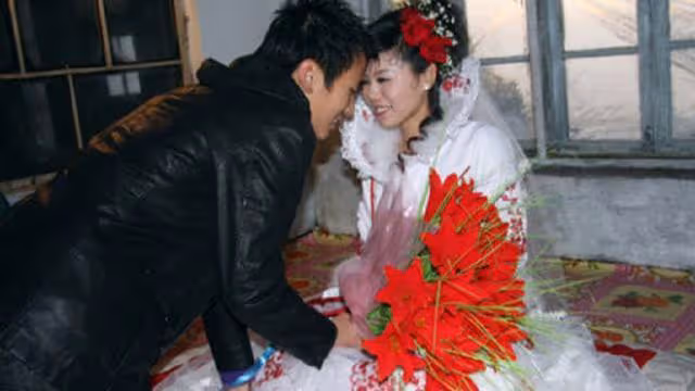 結婚時，岳母要7萬彩禮，新婚夜妻子說番話我決定再給3萬