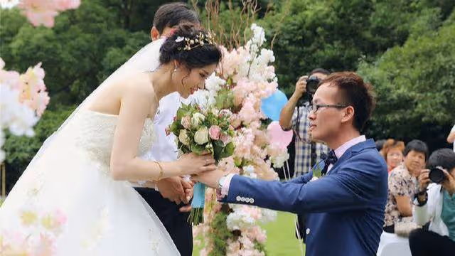 15萬賠償款我給女兒10萬,兒媳每天讓我吃剩飯菜,兒子更讓我心寒