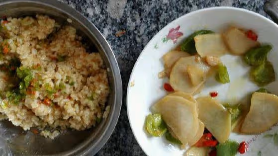 15萬賠償款我給女兒10萬,兒媳每天讓我吃剩飯菜,兒子更讓我心寒