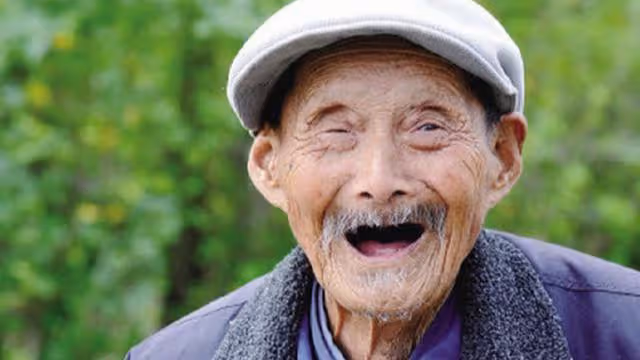 80歲爺爺獨自把我養大，老宅被占獲賠20萬時，他卻讓我把錢給叔叔
