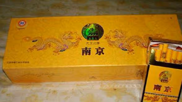 入贅5年,鄉下父親前來探望,兒子送條香菸,打開後父親決定報警