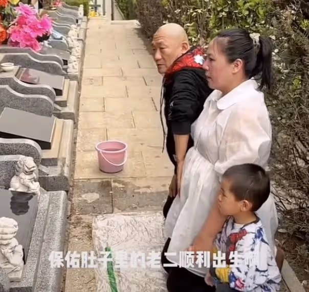 60歲謝東官宣妻子懷二胎，攜8月孕妻和大兒子給父母磕頭報喜