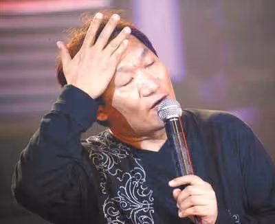 60歲謝東官宣妻子懷二胎，攜8月孕妻和大兒子給父母磕頭報喜