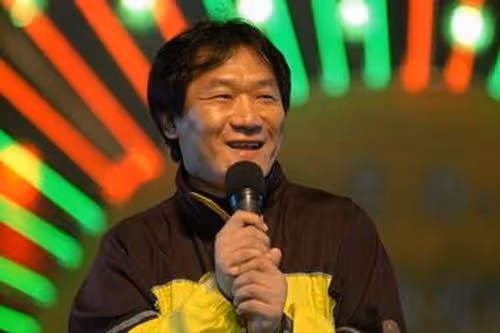 60歲謝東官宣妻子懷二胎，攜8月孕妻和大兒子給父母磕頭報喜