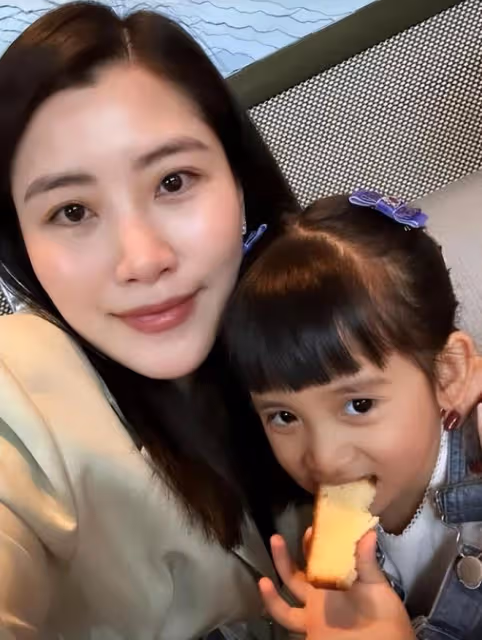 超級名媛陳雪鈴帶兒子坐私人飛機,與賭王家族何超盈的女兒見面