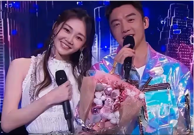 曝男神級藝人婚變出軌!一次找好幾個外圍女,卻仍立愛妻人設圈錢