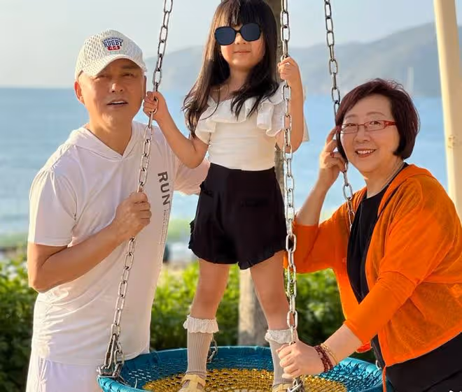 知名演員高宏亮一家近照曝光!大3歲妻子氣質好,女兒高顏值像爸