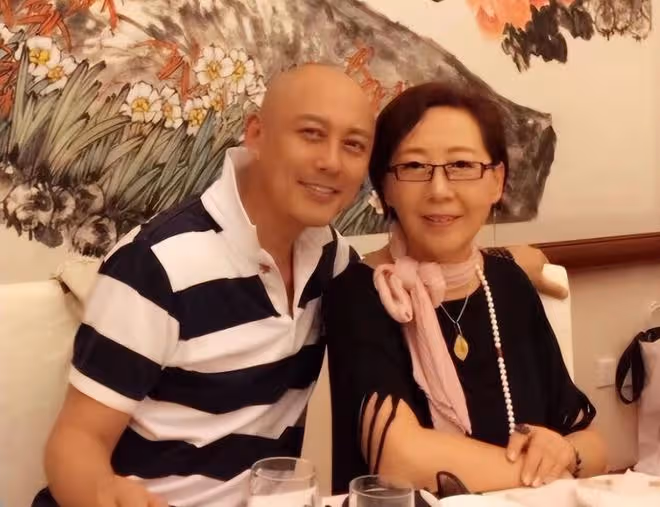 知名演員高宏亮一家近照曝光!大3歲妻子氣質好,女兒高顏值像爸
