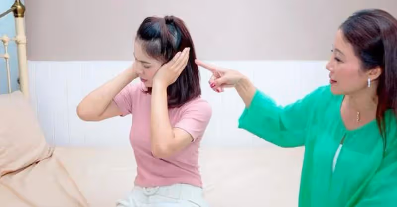 小姑子懷孕，婆婆把兒媳趕出主臥，兒媳直接把她行李丟出了門外！