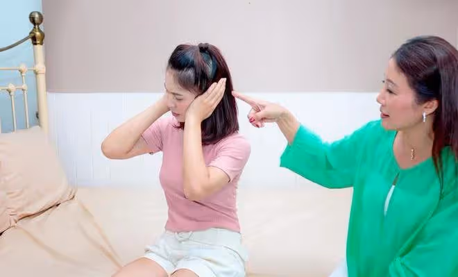 小姑子懷孕,婆婆把兒媳趕出主臥,兒媳直接把她行李丟出了門外!