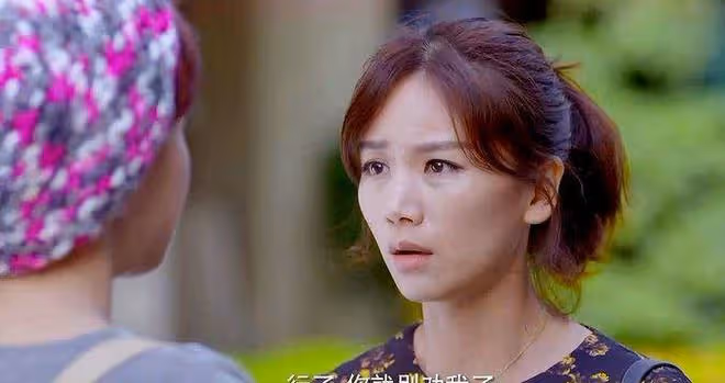 小姑子懷孕,婆婆把兒媳趕出主臥,兒媳直接把她行李丟出了門外!