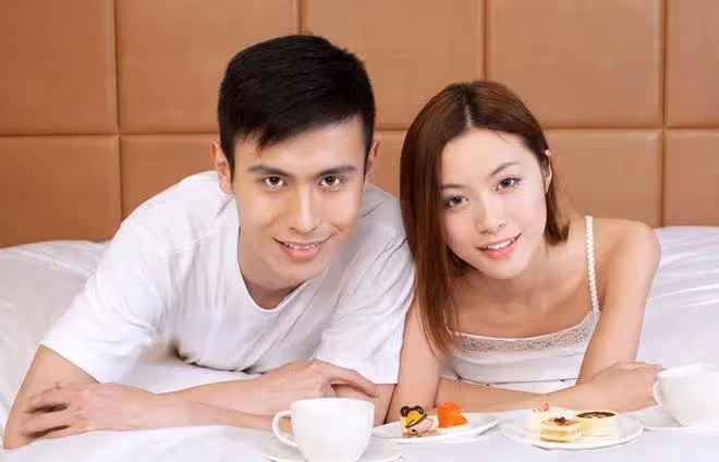 小姑子懷孕,婆婆把兒媳趕出主臥,兒媳直接把她行李丟出了門外!