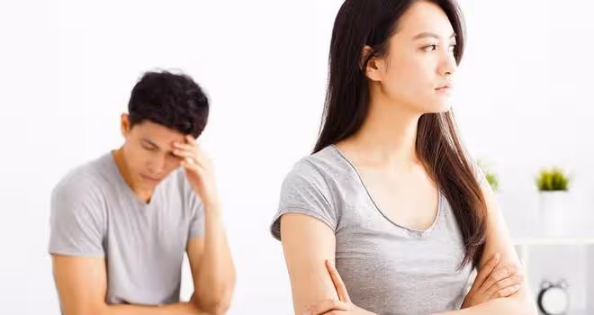 小姑子懷孕,婆婆把兒媳趕出主臥,兒媳直接把她行李丟出了門外!