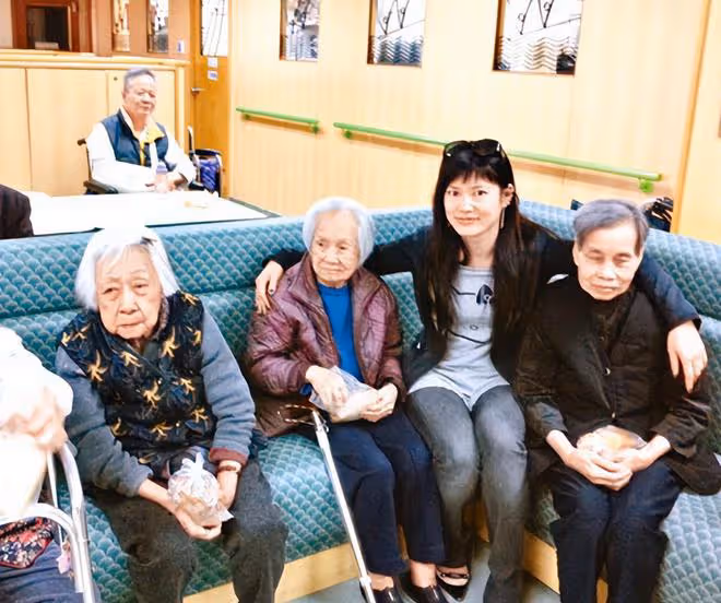 81歲朱江近況曝光!已移民加拿大生活低調,女兒氣質出眾像爸爸
