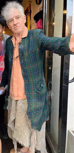 香港知名攝影師穿著破爛現身上海!裙又舊又髒像抹布,已定居當地