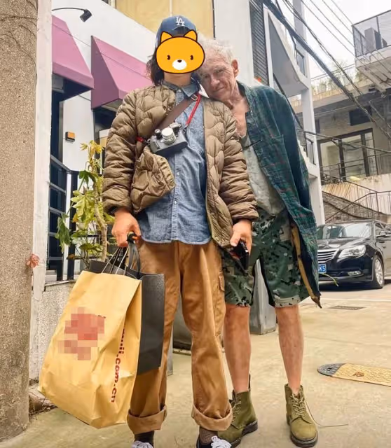 香港知名攝影師穿著破爛現身上海!裙又舊又髒像抹布,已定居當地