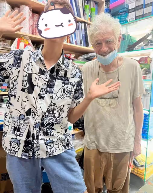 香港知名攝影師穿著破爛現身上海!裙又舊又髒像抹布,已定居當地