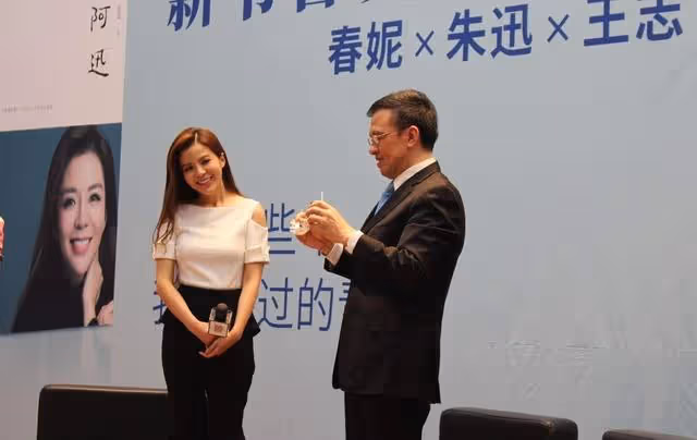 03年央視名嘴與朱迅閃婚,婚後危機不斷,這對老夫少妻現狀如何