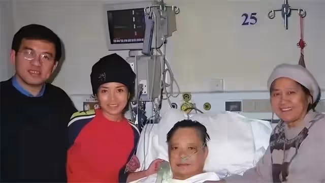 03年央視名嘴與朱迅閃婚,婚後危機不斷,這對老夫少妻現狀如何