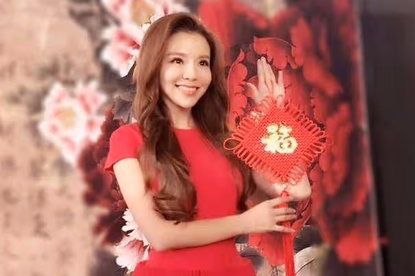 03年央視名嘴與朱迅閃婚,婚後危機不斷,這對老夫少妻現狀如何
