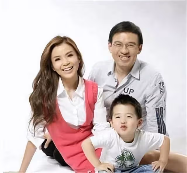 03年央視名嘴與朱迅閃婚,婚後危機不斷,這對老夫少妻現狀如何