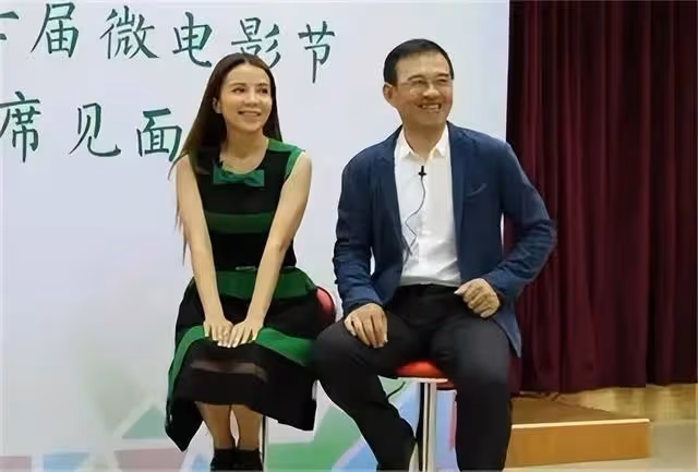 03年央視名嘴與朱迅閃婚,婚後危機不斷,這對老夫少妻現狀如何