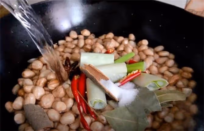 春日農家小涼菜,有花生芹菜就能做,爽口清脆又下飯,居家必備