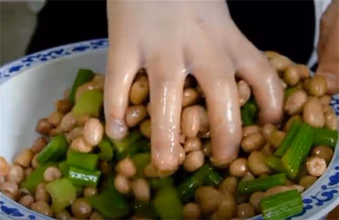 春日農家小涼菜,有花生芹菜就能做,爽口清脆又下飯,居家必備