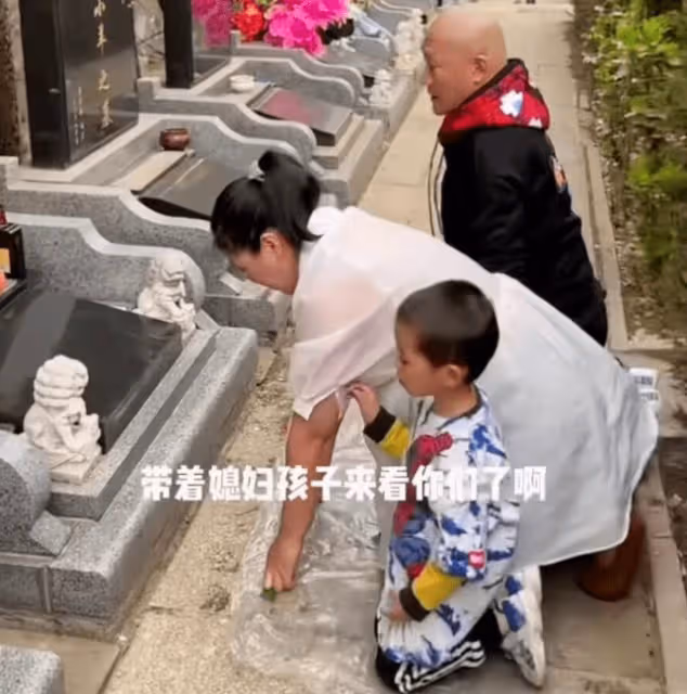 60歲謝東攜孕妻上墳引爭議!太太挺二胎巨肚跪地磕頭,被批沒規矩