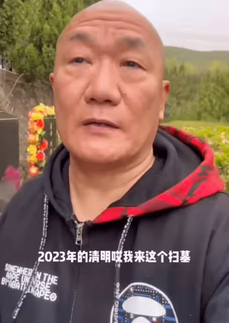 60歲謝東攜孕妻上墳引爭議!太太挺二胎巨肚跪地磕頭,被批沒規矩