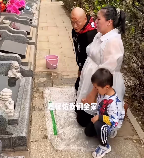 60歲謝東攜孕妻上墳引爭議!太太挺二胎巨肚跪地磕頭,被批沒規矩