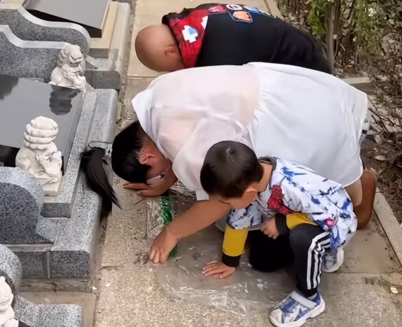 60歲謝東攜孕妻上墳引爭議!太太挺二胎巨肚跪地磕頭,被批沒規矩