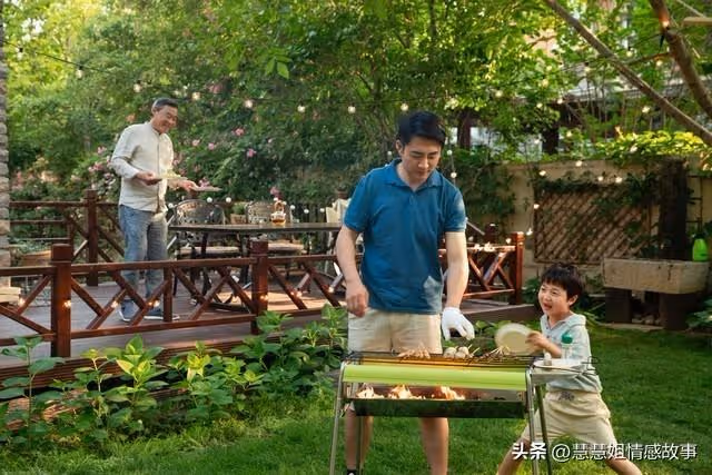 生父去世母親改嫁,繼父蓋房子幫我娶妻生子,如今我為他披麻戴孝