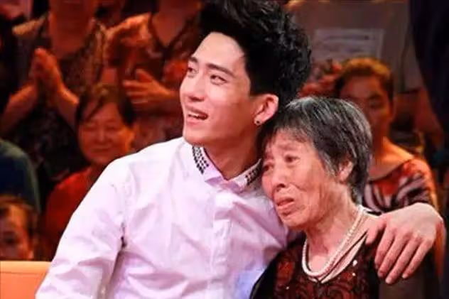 井柏然:出生28天被棄,奶奶撿破爛養他,紅了不忘本給奶奶買豪宅