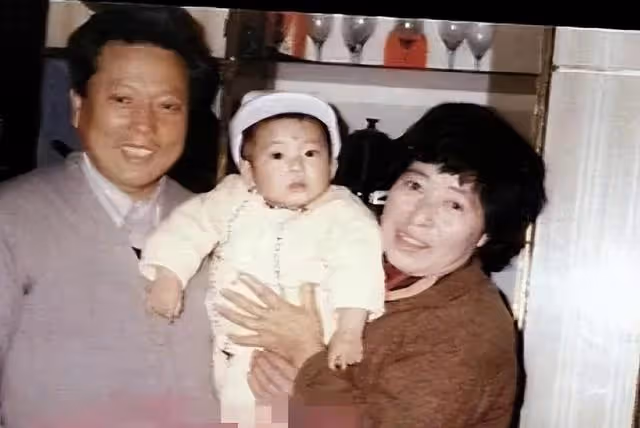 井柏然:出生28天被棄,奶奶撿破爛養他,紅了不忘本給奶奶買豪宅