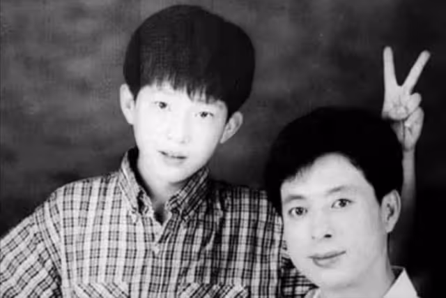 井柏然:出生28天被棄,奶奶撿破爛養他,紅了不忘本給奶奶買豪宅