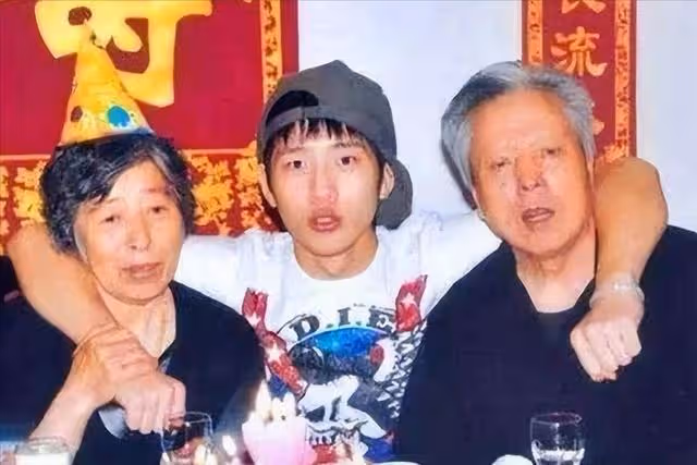 井柏然:出生28天被棄,奶奶撿破爛養他,紅了不忘本給奶奶買豪宅