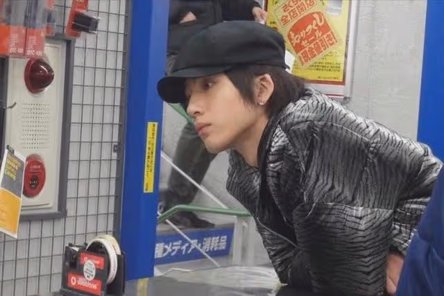 井柏然:出生28天被棄,奶奶撿破爛養他,紅了不忘本給奶奶買豪宅