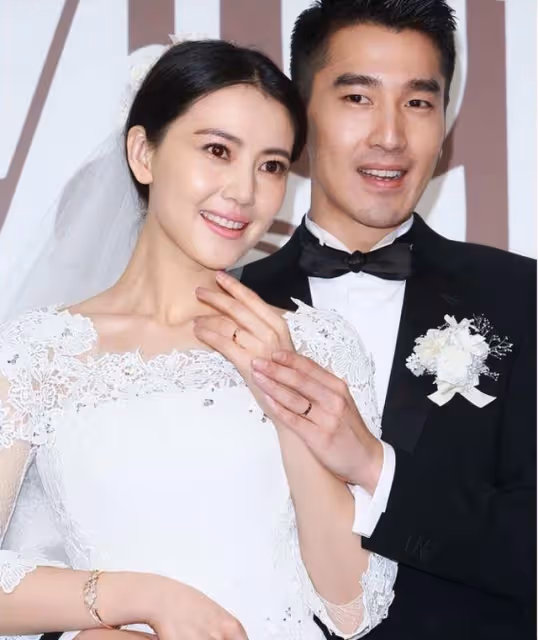 高圓圓曝離婚後首露面,趙又廷一個動作宣示主權,身邊不見女助理