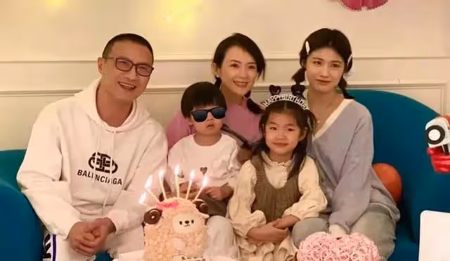 鞏俐隨法總統訪中國，章子怡卻被熱議：別開蚌了，搞事業！