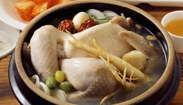 老祖宗傳下來的養生雞湯秘方，雞肉軟嫩不柴，雞湯甘甜不膩！