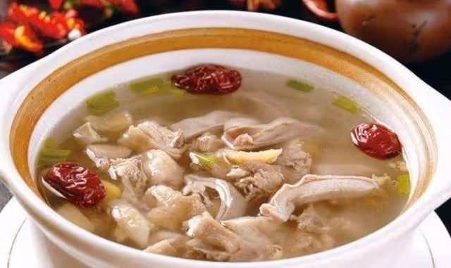 老祖宗傳下來的養生雞湯秘方，雞肉軟嫩不柴，雞湯甘甜不膩！