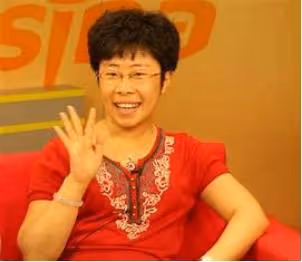 北大才女蒙曼至今未婚，朱迅：你想嫁誰？全場聽到回答後哭笑不得