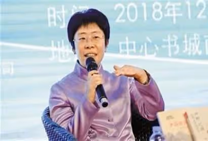 北大才女蒙曼至今未婚，朱迅：你想嫁誰？全場聽到回答後哭笑不得