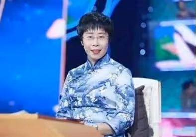 北大才女蒙曼至今未婚，朱迅：你想嫁誰？全場聽到回答後哭笑不得