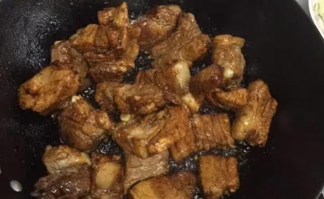 紅燒排骨要想好吃,放醬油的時機很重要