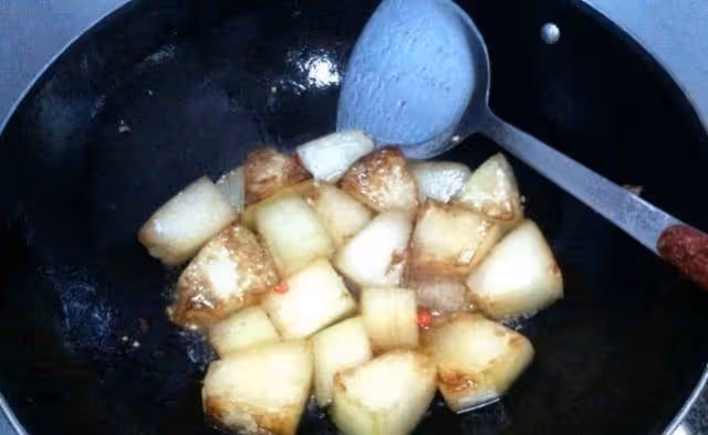 紅燒冬瓜之前多加一個步驟,冬瓜更入味,比肉菜都好吃