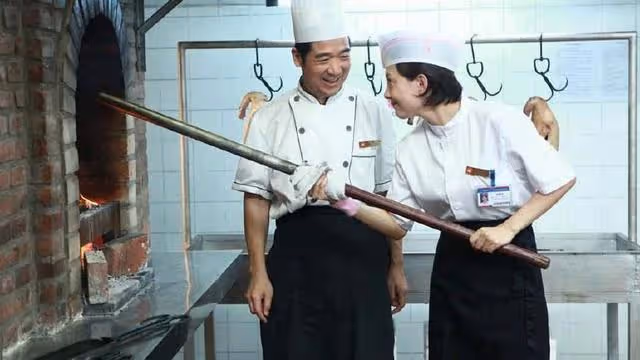 後爸給我15萬,我決定把他接來同住,剛住幾天,妻子就要他離開