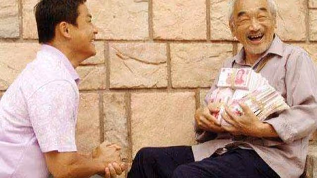 孝順：乞丐撿到10萬還給失主，卻被失主以「錢太髒」為由拒收