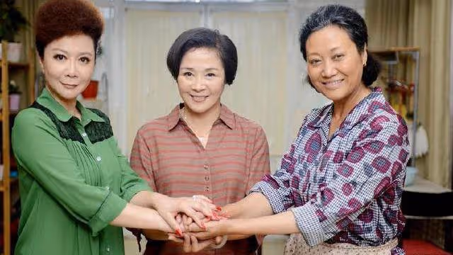 我生下女兒後,重男輕女的婆婆卻說:10萬錢終於有著落了